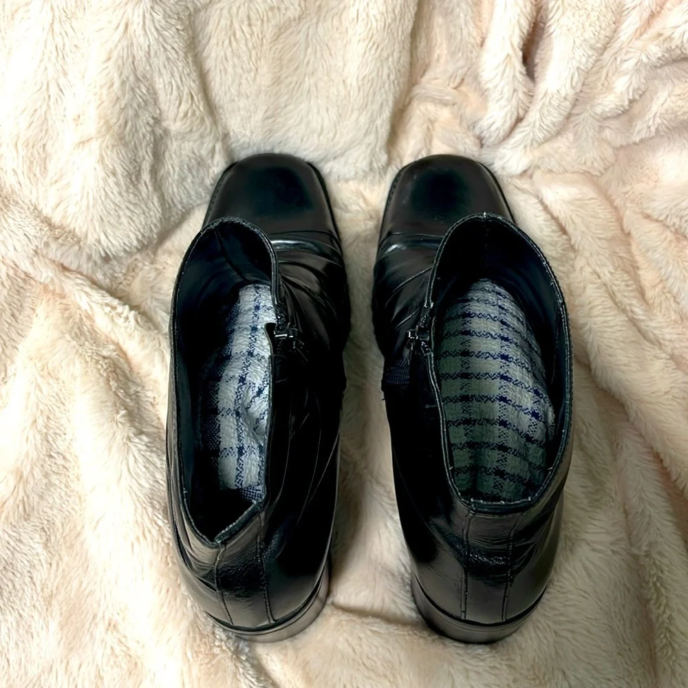 VINTAGE DIBA TRUE BLACK LEATHER DETAIL ANKLE BOOTS WITH A STACK HEEL SIZE 10M